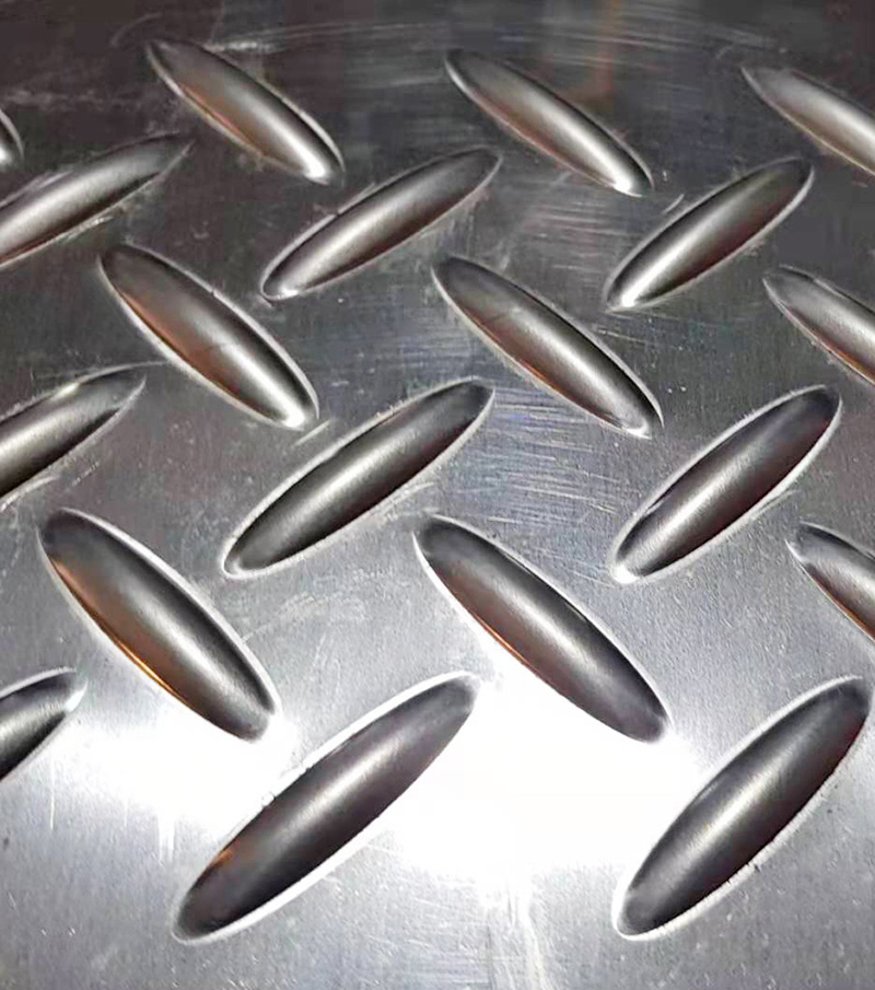 Elevator anti - slip plate